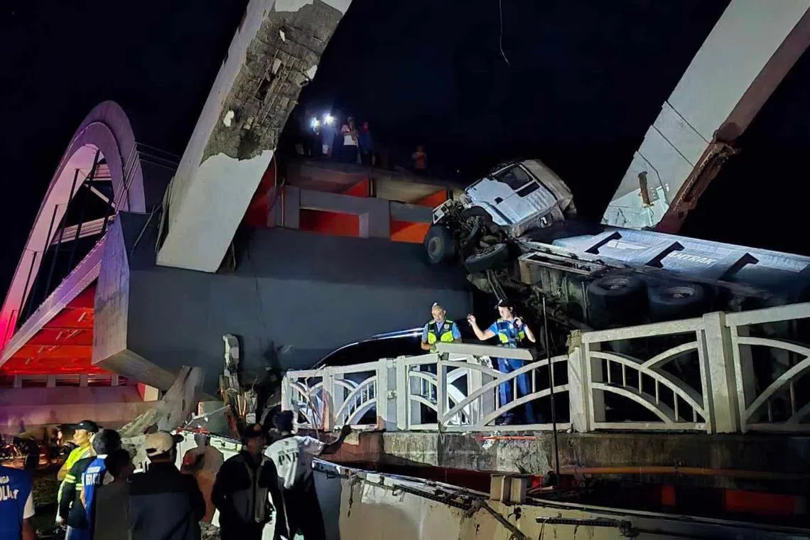 பிலிப்பீன்சில் புதிதாகச் சீரமைக்கப்பட்ட பாலம் இடிந்து விழுந்தது