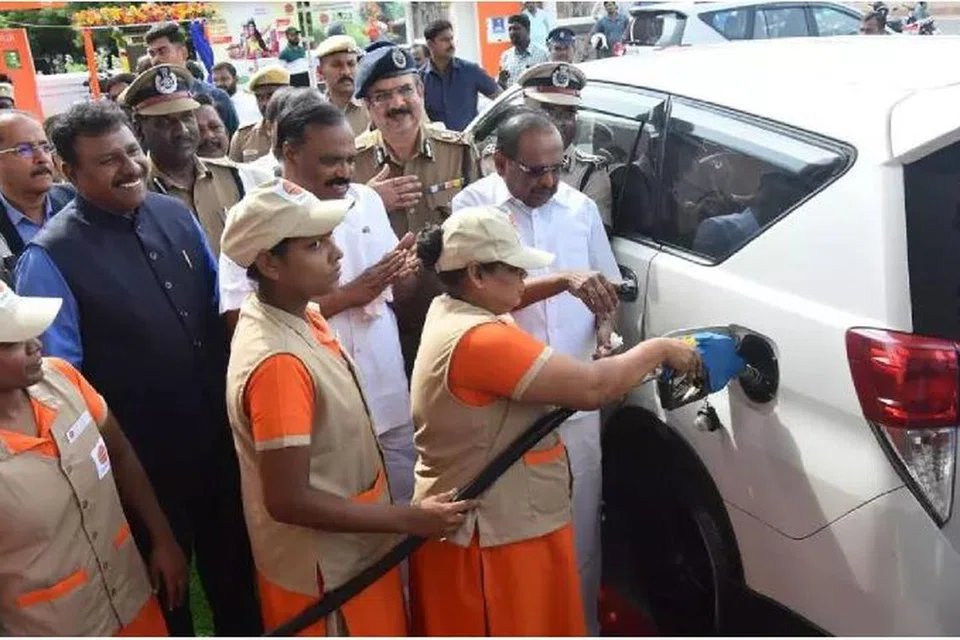 இந்தியாவிலேயே முதன்முறையாக பெண் கைதிகள் மட்டும் இயக்கும் பெட்ரோல் நிலையம் சென்னை அருகே புழலில் வியாழக்கிழமை திறக்கப்பட்டது