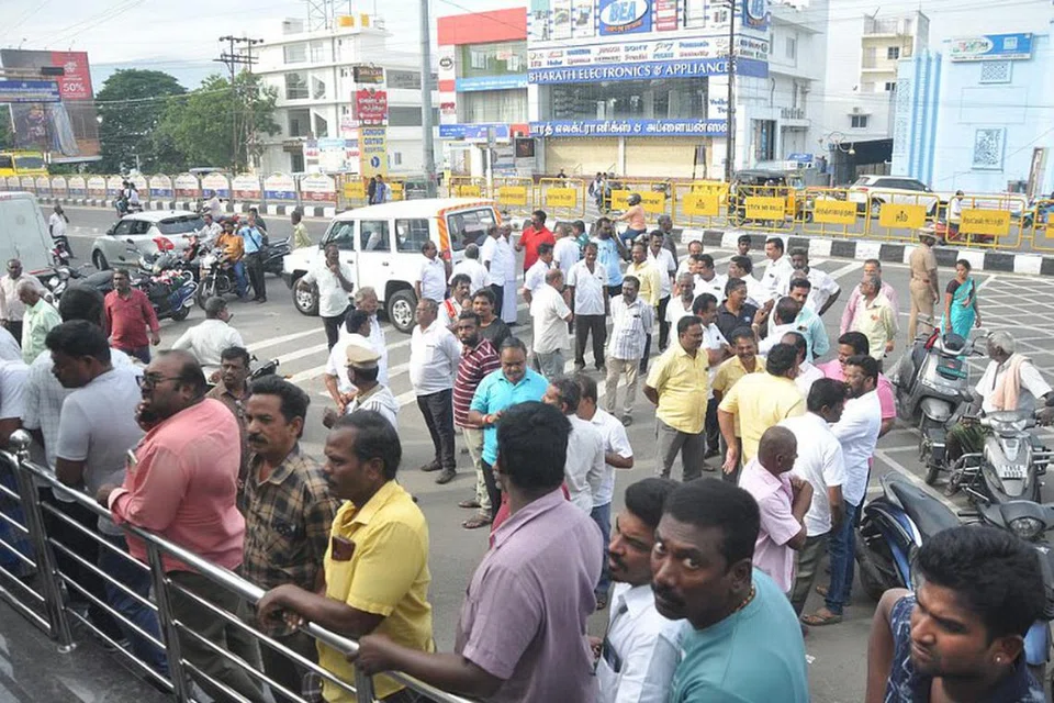 கருணாநிதி சிலைமீது கறுப்புச் சாயம் வீசப்பட்டதைக் காண சாலையோரம் பொதுமக்கள் திரண்டனர்.