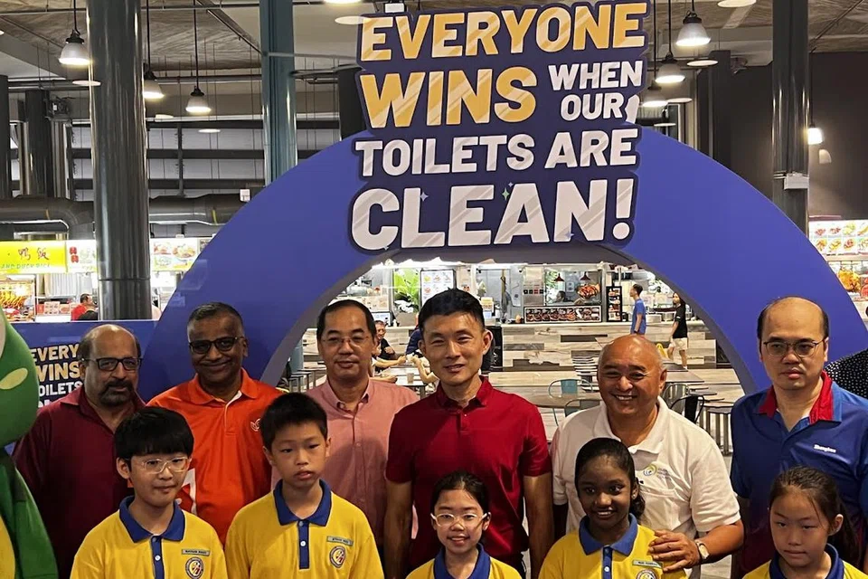 கிளமெண்டி தொடக்கப்பள்ளி மாணவர்களுடன் மூத்த நாடாளுமன்றச் செயலாளர் பே யாம் கெங் (பின்வரிசை நடுவில்), வெவ்வேறு அமைப்புத் தலைவர்கள்.