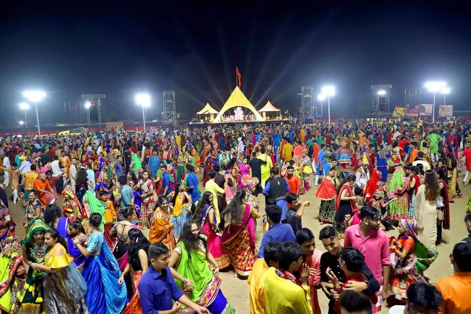 குஜராத்தில் நவராத்திரி விழா கோலகலம் தொடங்கிவிட்டது.