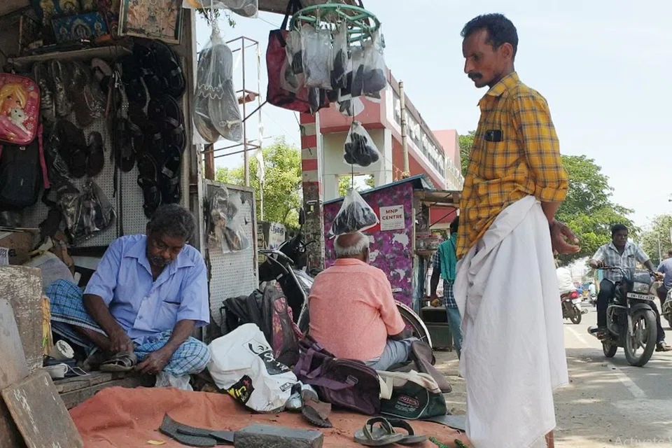 கும்பகோணத்தில் பரபரப்பான காமராஜர் சாலையில் பேருந்து நிலையம் அருகே அரசாங்கம் கொடுத்த பெட்டிக் கடையில் ஒருவருக்கு காலணிகளைப் பழுதுபார்த்து தந்து சேவை புரியும் திரு தெக்சிணாமூர்த்தி. பிளாஸ்டிக் காலணிகள் மலிந்துவிட்டதால் இப்போது தொழில் அவ்வளவாகச் சரியில்லை என்றார் இவர். 