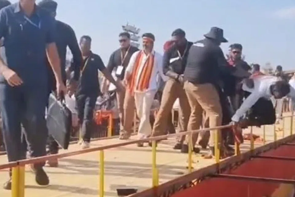 விஜய்யை நெருங்க முயன்ற சரத்குமார் என்ற தொண்டரை பாதுகாவலர்கள் குண்டுக்கட்டாகத் தூக்கி வீசினர்.