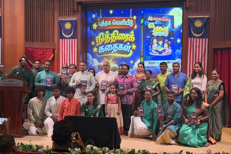 ‘நித்திரைக் கதைகள்’ நூல் வெளியீட்டு விழாவில் ஏற்பாட்டுக் குழுவினர், சிறப்பு விருந்தினர்கள், ஆதரவாளர்கள்.