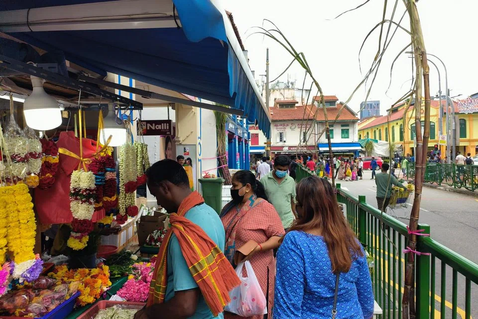 பஃப்ளோ ரோட்டில் பொருள் வாங்கக் குவிந்த மக்கள்.