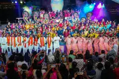 நிகழ்ச்சியின் இறுதியில் கலைஞர்கள் அனைவரோடும் மேடையேறி மகிழ்ந்த துணை அமைச்சர் தினேஷ் வாசு தாஸ்.