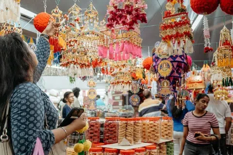 2024 அக்டோபர் 17ஆம் தேதி, மலேசியாவின் கோலாலம்பூரில் உள்ள பிரிக்பீல்ட்சில் அமைக்கப்பட்ட தீபாவளி அங்காடியில் வாடிக்கையாளர் ஒருவர் மேற்கூரையில் கட்டித் தொங்கவிடப்பட்டிருந்த வண்ணமயமான அலங்காரப் பொருள்களைக் கண்டார்.