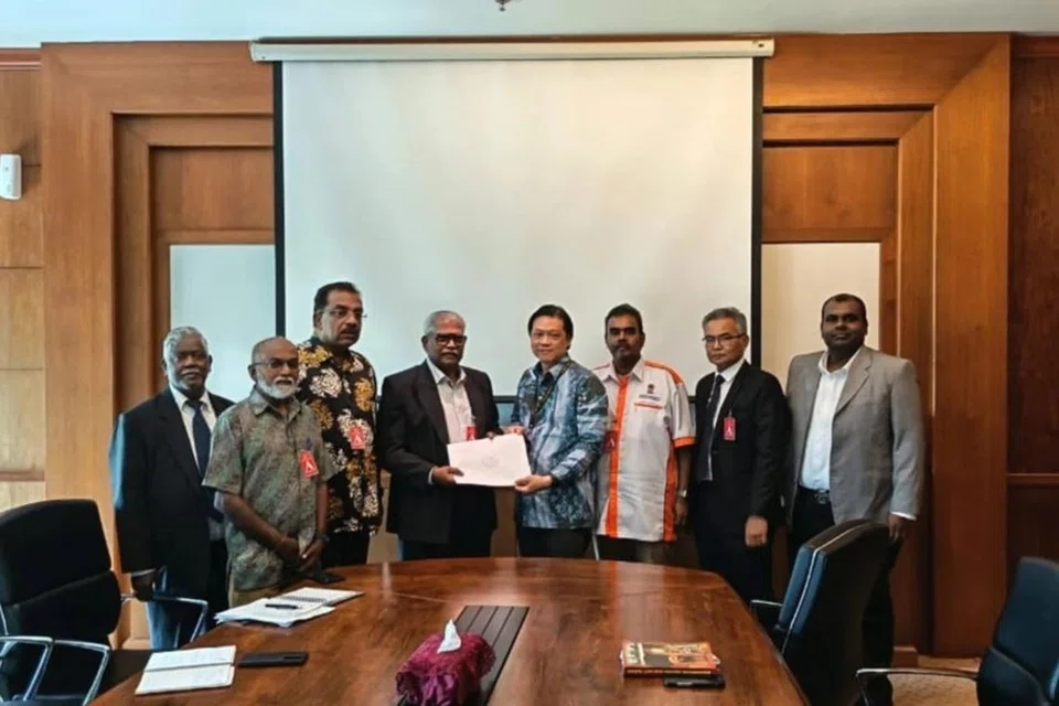 பாதிக்கப்பட்ட கோயில்கள்மீது அமலாக்க நடவடிக்கை எடுப்பதற்கு, குறைந்தபட்சம் ஆறு மாத காலம் அல்லது நிலையான தீர்வு எட்டப்படும்வரை, தற்காலிகத் தடை விதிக்க வேண்டுமென தேசிய இந்து ஆலயங்கள் வழிகாட்டிக் குழு (என்எச்டிஎஸ்சி) கோரியுள்ளது.