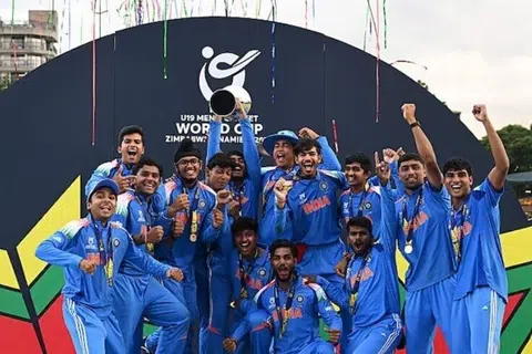 யு19 ஒரு நாள் கிரிக்கெட் இறுதிப்போட்டியை வென்ற உற்சாகத்தில் உலகக் கிண்ணத்தை உயர்த்திப் பிடிக்கும் இந்திய வீரர்கள். 