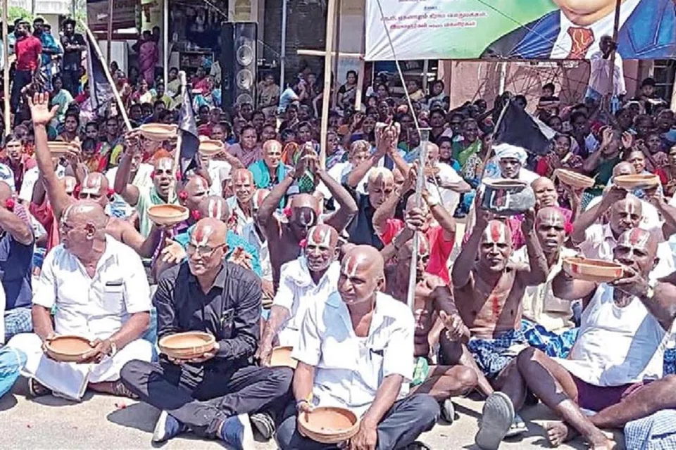 புதிய விமான நிலையம் அமைக்கும் திட்டத்துக்கு எதிர்ப்பு தெரிவித்து பரந்தூர் பகுதியில் உள்ள ஏகனாபுரம் கிராம மக்கள் மொட்டையடித்து நூதன முறையில் ஆர்ப்பாட்டத்தில் ஈடுபட்டனர். ஏகனாபுரத்தில் கிராம சபைக் கூட்டத்தையும் அவர்கள் ஒட்டுமொத்தமாகப் புறக்கணித்தனர்.