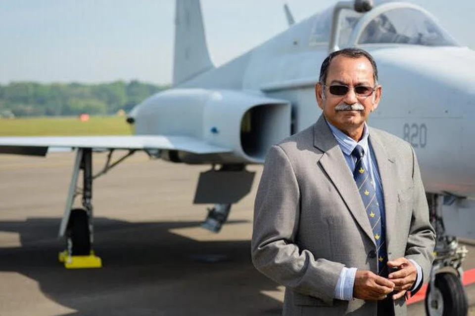 30 ஆண்டுகளுக்கும் மேலாக சிங்கப்பூர் குடியரசு ஆகாயப் படையில் ஒரு போர் விமானியாகப் பணிபுரிந்தார் கர்னல் குஹராஜசிங்கம் கரலசிங்கம், 72. 
