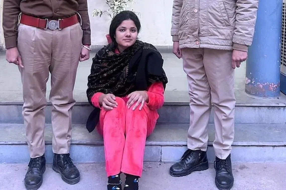 திருமண இணையத் தளம் மூலம் மூவரை ஏமாற்றி திருமணம்: ரூ.1.21 கோடி மோசடி செய்த இளம்பெண் கைது