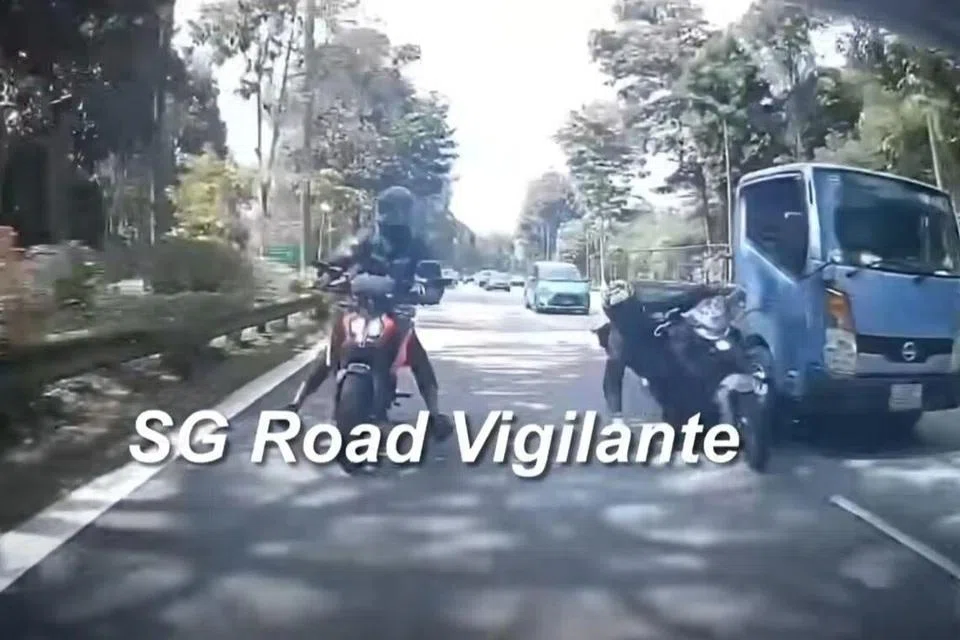 41 வயது மோட்டார்சைக்கிளோட்டி சுயநினைவுடன் டான் டோக் செங் மருத்துவமனைக்குக் கொண்டுசெல்லப்பட்டார்.