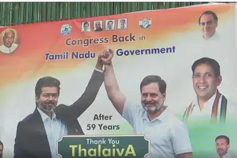 டெல்லியில் முதல்வர் விஜய்யை வரவேற்று காங்கிரஸ் மூத்த தலைவர் சோனியா காந்தி வீட்டுக்கு அருகே பதாகைகள் வைக்கப்பட்டிருந்தன.