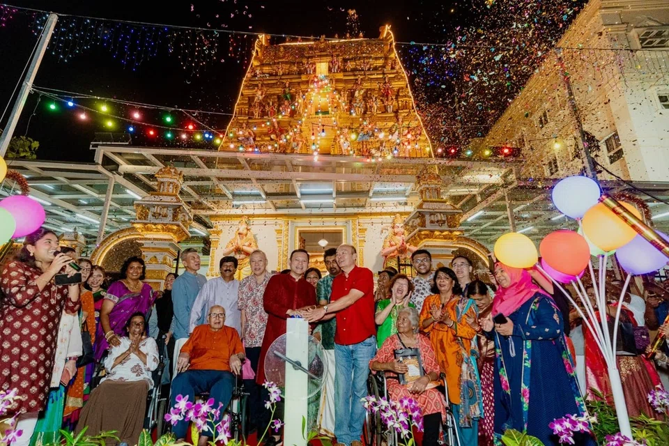 ஸ்ரீ சிவ கிருஷ்ண ஆலயத்திற்கு முன்னால் ஒளியூட்டை தொடங்கி வைத்த மார்சிலிங்-இயூ டீ குழுத்தொகுதி அடித்தள அமைப்புகளின் ஆலோசகரும் முஸ்லிம் விவகாரங்களுக்குப் பொறுப்பு வகிக்கும் தற்காலிக அமைச்சருமான ஸாக்கி முகம்மது.