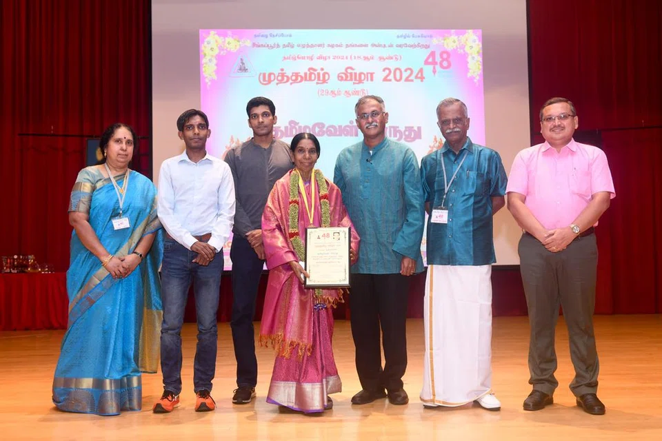 தமிழவேள் விருதைப் பெற்றார் சிங்கப்பூர் தமிழர் இயக்கக் கல்விக் குழுத் தலைவரும் எழுத்தாளருமான தவமணி வேலாயுதம் (நடுவில்).