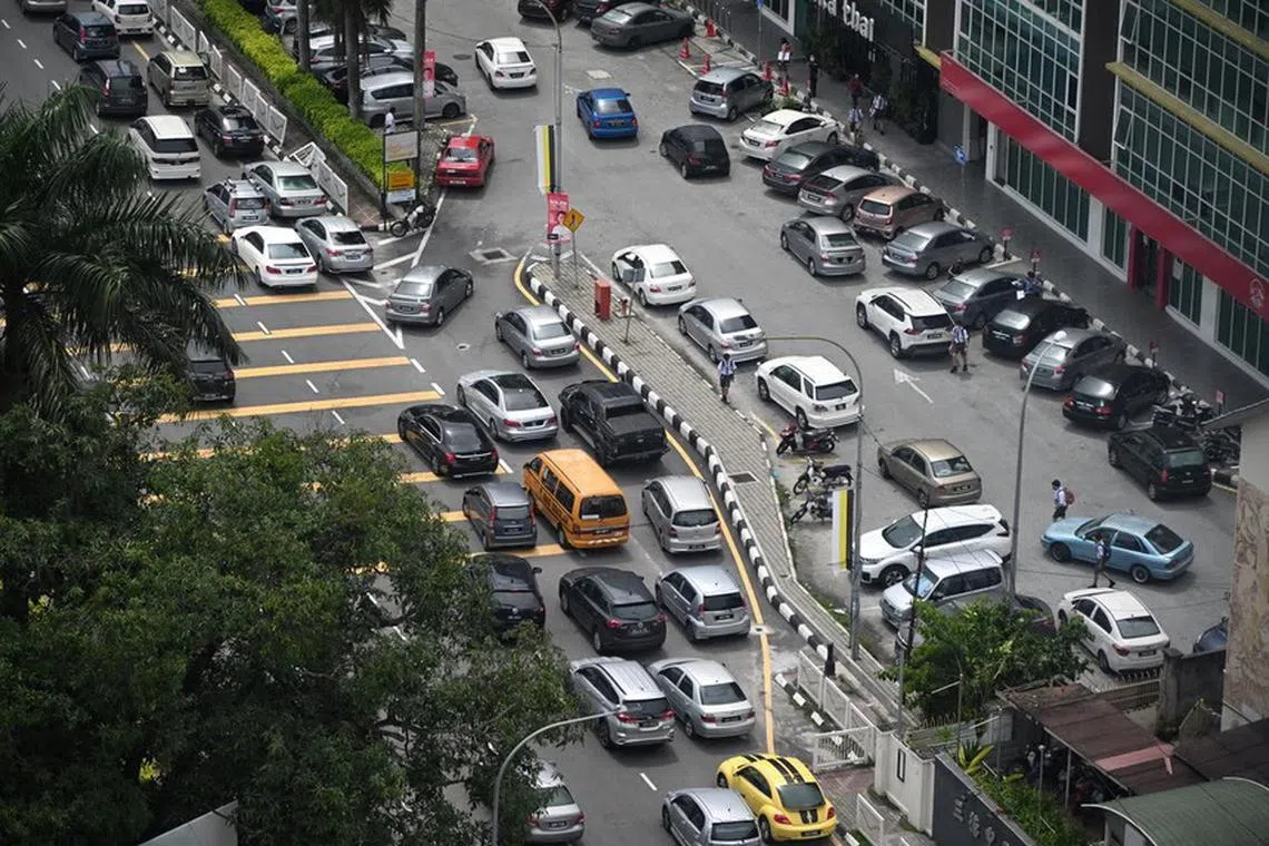 மூத்த வாகன ஓட்டுநர்களுக்கு சுகாதார, திறன் சோதனை: மலேசியா பரிசீலனை 