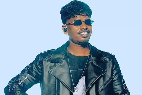தமிழ் ஆதவன்.