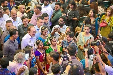 மலாயாப் பல்கலைக்கழகத்தில் இந்திய இளநிலைப் பட்டக்கல்வி மாணவர்களுடன் நடைபெற்ற சந்திப்பு நிகழ்ச்சியின்போது பிரதமர் அன்வார் இப்ராகிம் (நடுவில்).