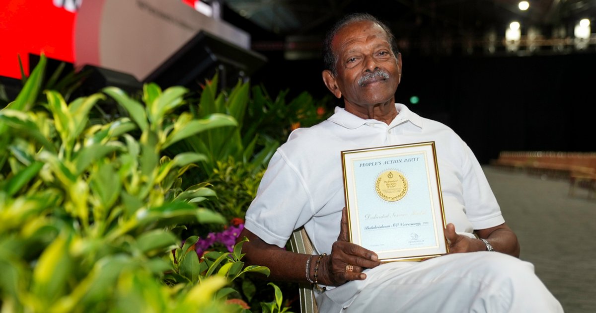 வெயிலோ மழையோ, களத்தில் நிற்கும் 80 வயது தொண்டர்க்கு மசெக கௌரவம்