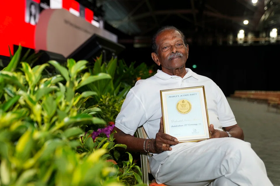 புன்னகையில் தெரியும் திருப்தி; மக்கள் செயல் கட்சியின் விருதுடன் திரு பாலகிருஷ்ணன் வீராசாமி.