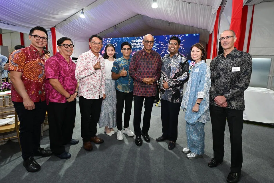 ‘இம்பார்ட்’ இளையர்நல அமைப்பின் நிறுவனர் நரசிம்மன் திவாசிகமணி ( வலமிருந்து 3வது) உட்பட விருதுக்காக முன்மொழியப்பட்ட சிலருடன் அதிபர் தர்மன் சண்முகரத்னம். 