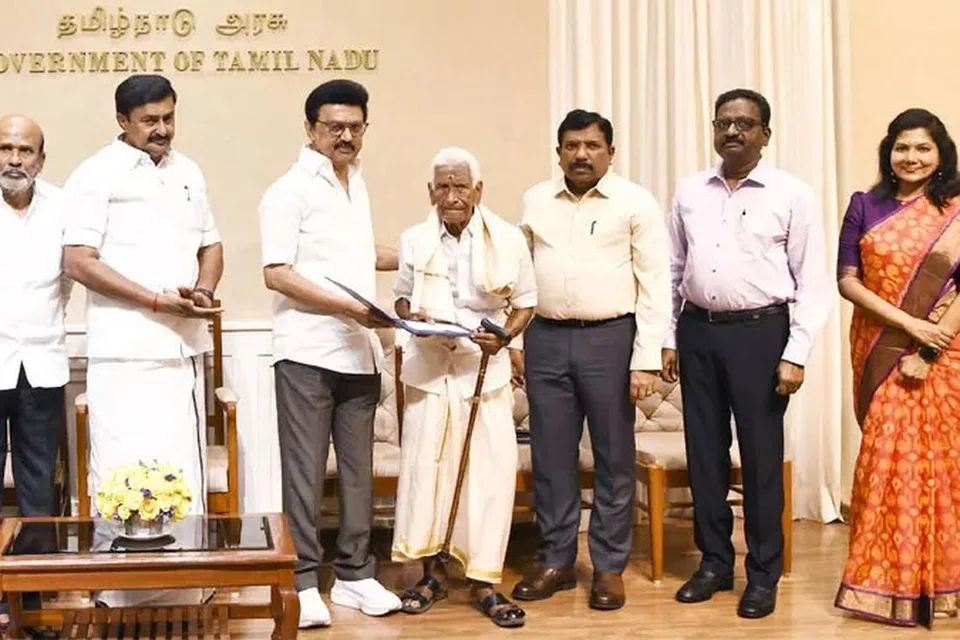 நலிந்த கலைஞர்கள், கலைத்துறை சார்ந்த எழுத்தாளர்களுக்கும் நலத்திட்ட உதவிகளை தமிழக அரசு வழங்கியது.