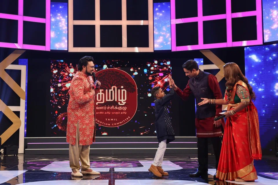ஒன்பது வயதுச் சிறுவன் வினேஷுடன் இணைந்து தமிழ் வளர்ச்சிக்குழுவின் புதிய சின்னத்தை அறிமுகப்படுத்தினார் துணையமைச்சர் தினேஷ் வாசு தாஸ்.