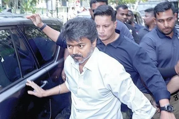 திட்டமிட்டு பிரசாரத்துக்கு இடையூறு செய்யும் அதிகாரிகள்: விஜய் புகார்