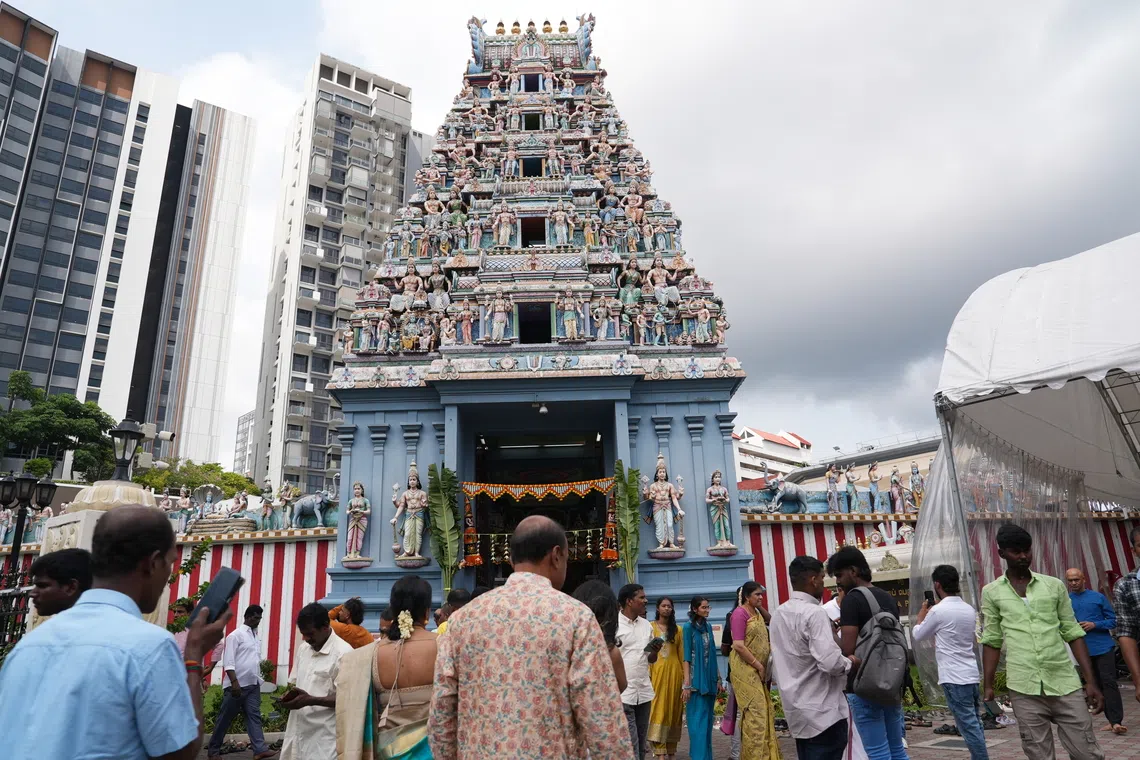 பாரம்பரிய பழக்கங்களுடன் தொடங்கிய தீபாவளி