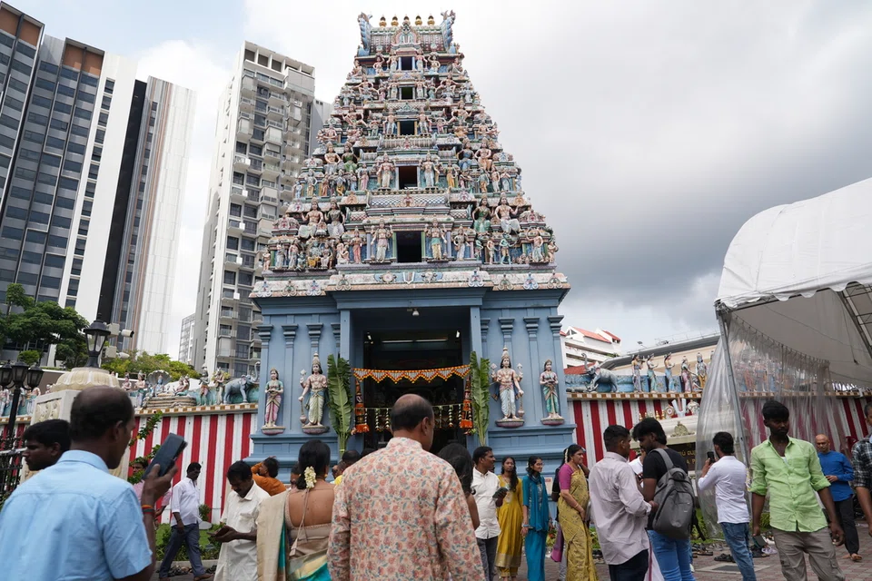 தீபாவளிக் கொண்டாட்டத்தைப் பலரும் இறை வழிபாட்டுடன் தொடங்கினர்.