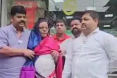 சாலையில் சென்றுகொண்டிருந்த பிரகாஷ் பகாரேவை மடக்கிப்பிடித்த சிலர், சேலை அணியுமாறு கட்டாயப்படுத்தும் காணொளிப்பதிவு சமூக ஊடகங்களில் வேகமாகப் பரவி வருகிறது.
