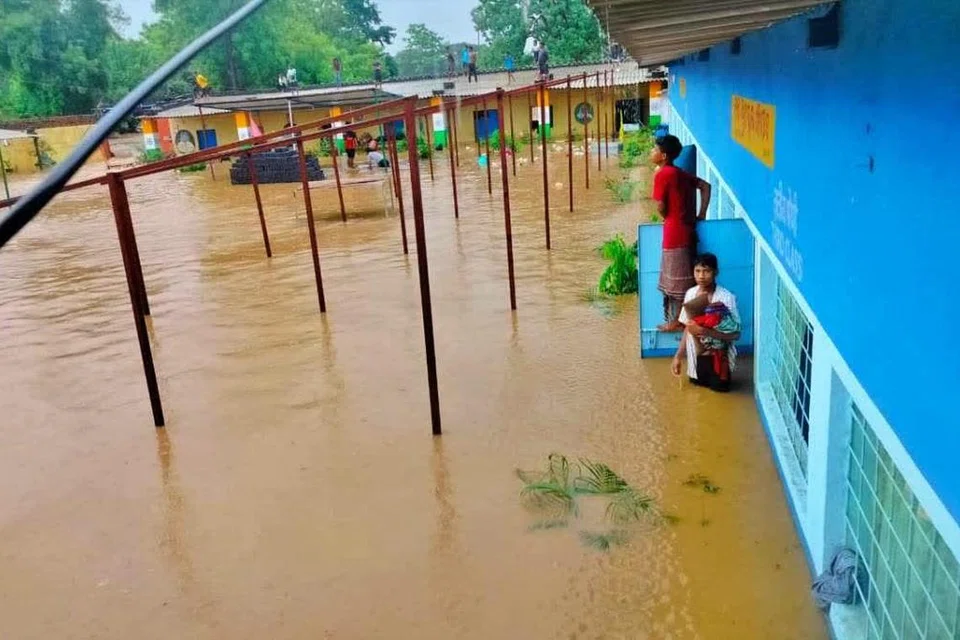 வெள்ளம் சூழ்ந்ததால் பள்ளியிலேயே சிக்கிக்கொண்ட மாணவர்கள்.