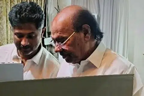 பாட்டாளி மக்கள் கட்சியின் நிறுவனரான டாக்டர் ராமதாஸ், 87, (வலது), அண்மையில் பிரசாரம் மேற்கொண்டிருந்தபோது திடீரென மயங்கி விழுந்தது நினைவுகூரத்தக்கது.