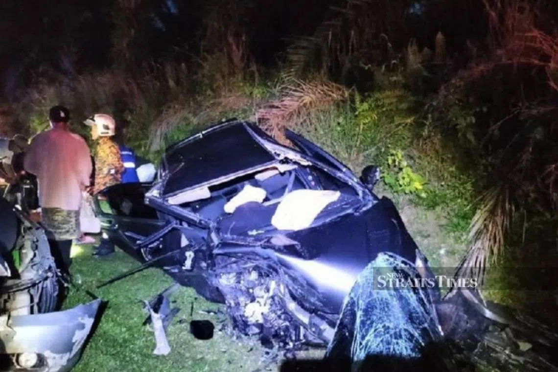 குலுவாங்கில் இரு கார்கள் மோதிய விபத்தில் 13 பேர் காயம், ஒருவர் மரணம்