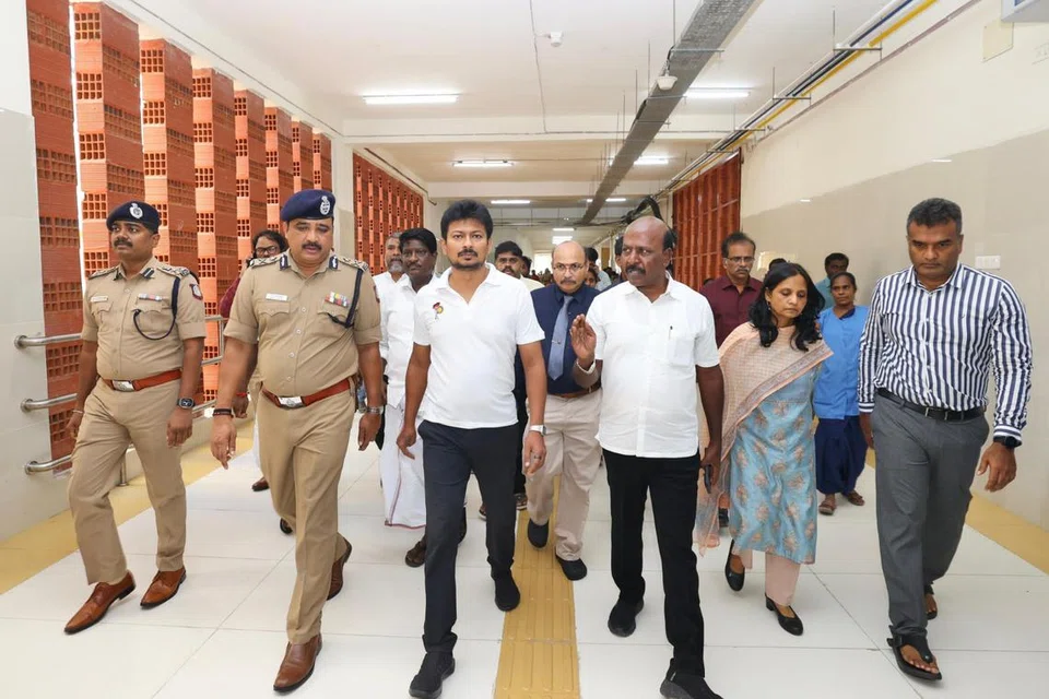 மருத்துவமனையில் அனுமதிக்கப்பட்டுள்ள மருத்துவரின் உடல்நிலை குறித்து விவரங்களைக் கேட்டறிய துணை முதல்வர் உதயநிதி ஸ்டாலின், மக்கள் நல்வாழ்வுத்துறை அமைச்சர் மா.சுப்பிரமணியன் ஆகிய இருவரும் நேரில் அங்கு சென்றனர்.