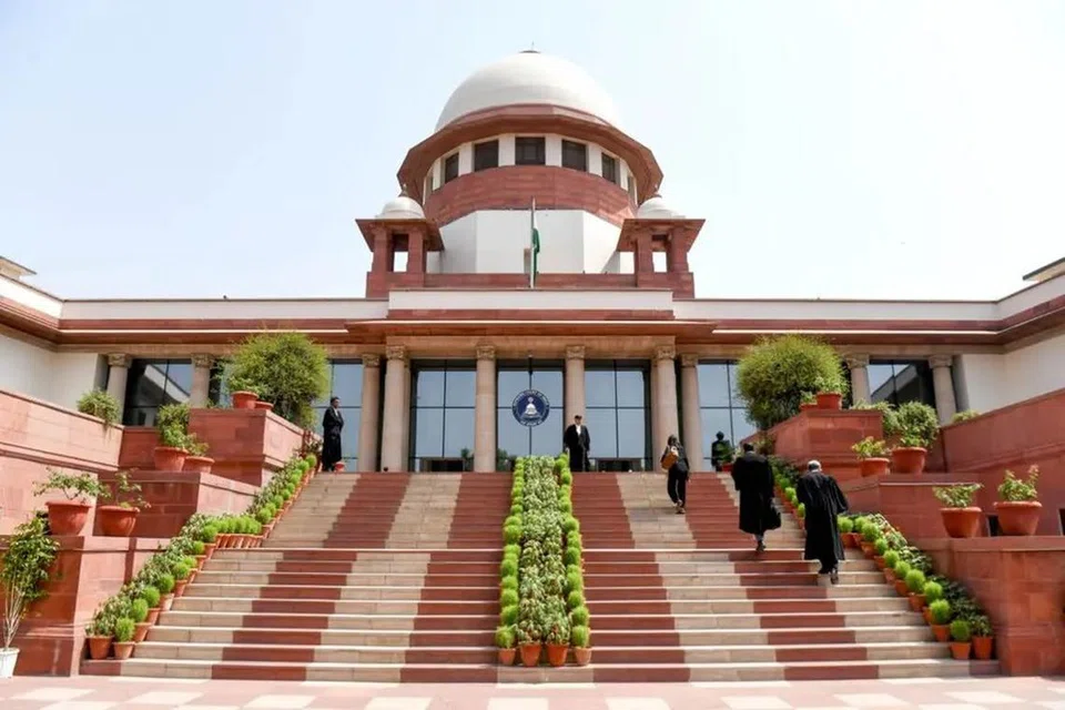 வாக்காளர் பட்டியலில் மீண்டும் தங்கள் பெயரைச் சேர்த்துக்கொள்ள விரும்புவோர் ஆதார் அட்டையையும் ஏற்கத்தக்க ஆவணமாகச் சமர்ப்பிக்கலாம் என்று உச்ச நீதிமன்றம் தீர்ப்பளித்துள்ளது.