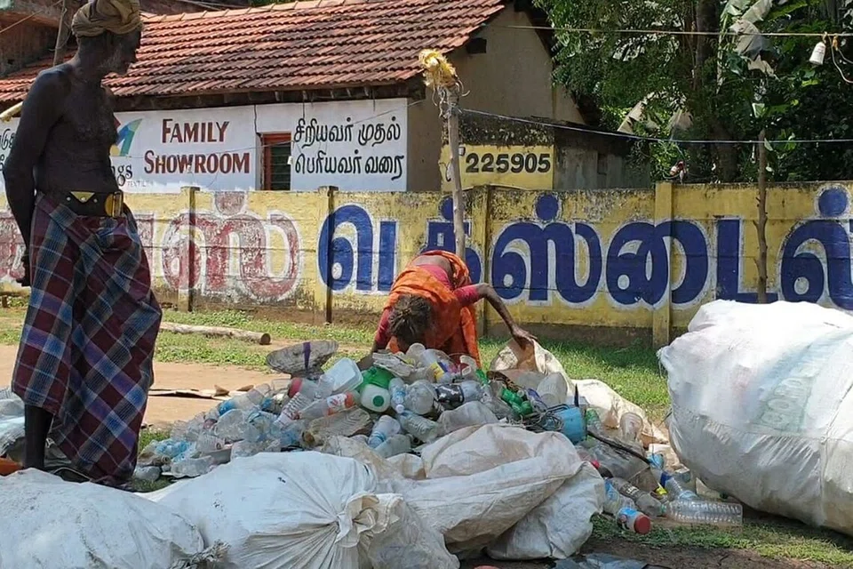 பழைய இரும்புக் கடையில் பிளாஸ்டிக் பொருள்களைப் பிரிக்கும் திருவாட்டி புஷ்பவள்ளி. படம்: ருஷ்யேந்திரன் 