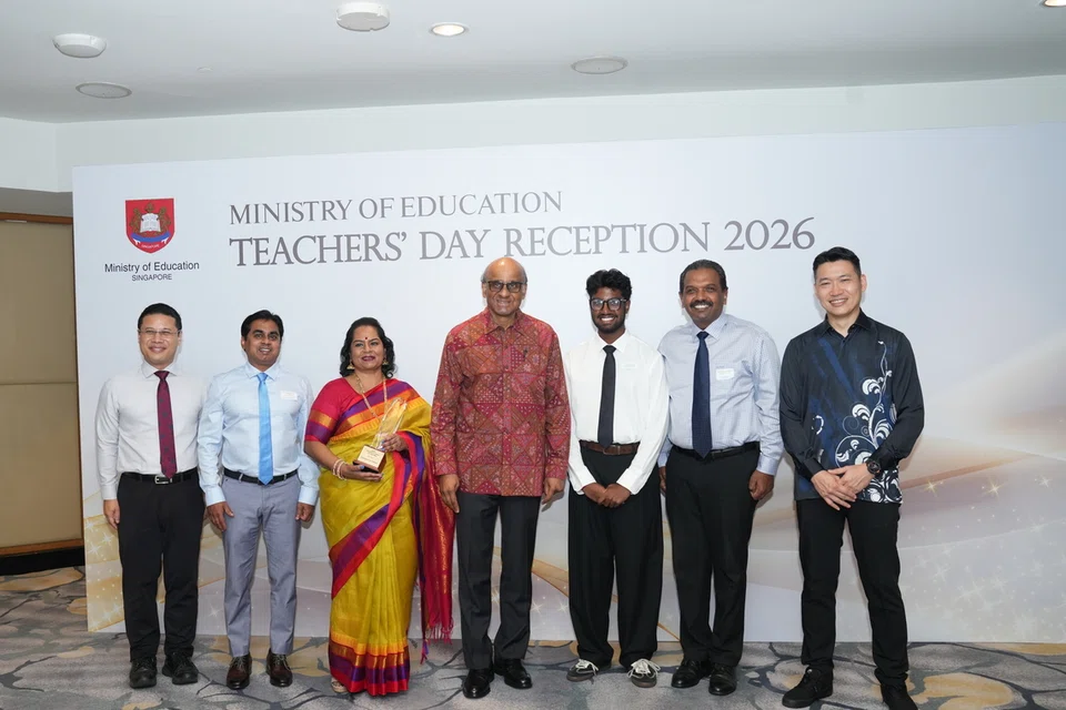 இவ்வாண்டுக்கான அதிபர் விருதைப் பெற்ற திருவாட்டி கமலவாணி பாலையனுடன் அவரது குடும்பத்தார், அதிபர் தர்மன் சண்முகரத்னம் (நடுவில்), கல்வி அமைச்சர் டெஸ்மண்ட் லீ (இடக்கோடி), கலாசார, சமூக, இளையர்துறை அமைச்சர் டேவிட் நியோ (வலக்கோடி).