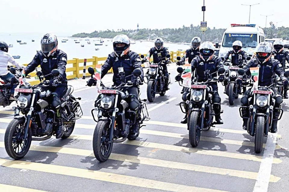ராணுவ வீரர்களின் இருசக்கர வாகனப் பேரணி.