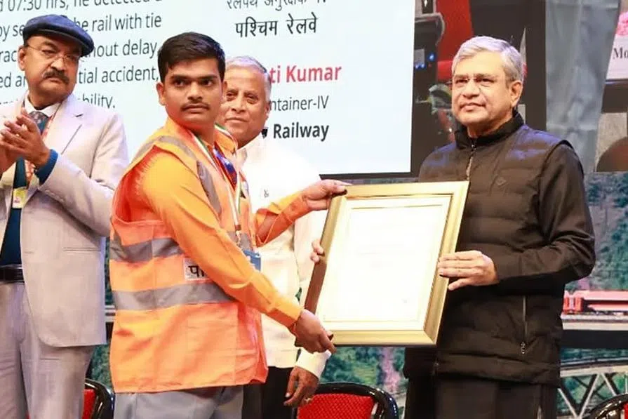 உயிர்ச்சேதத்தைத் தவிர்த்த ரயில் ஓட்டுநருக்கு ‘விசிஷ்ட ரயில் சேவா’ விருது  