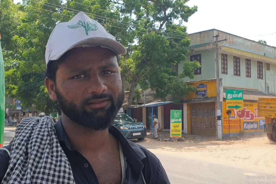 நாகப்பட்டினத்தில் காலியாக உள்ள ஒரு பள்ளிக்கூடக் கட்டடத்தில் தங்கி இருக்கும் திரு முகம்மது அலி, காலையில் கிளம்பி ஊர் ஊராகச் சென்று தாளக் கருவியை விற்றுவிட்டு இரவில் நாகப்பட்டினம் திரும்புகிறார். 