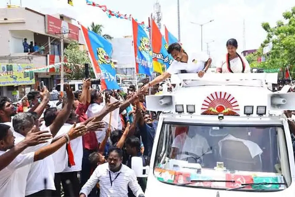 திருச்செந்தூரில் திமுக எம்.பி. கனிமொழியுடன் பிரசாரம் செய்த அமைச்சர் உதயநிதி ஸ்டாலின். 