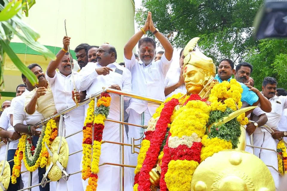 தென்காசி மாவட்டம் நெற்கட்டும் சேவலில் உள்ள பூலித்தேவன் சிலைக்கு மாலை அணிவித்து மரியாதை செலுத்திய முன்னாள் முதல்வர் ஓ.பன்னீர்செல்வம்.