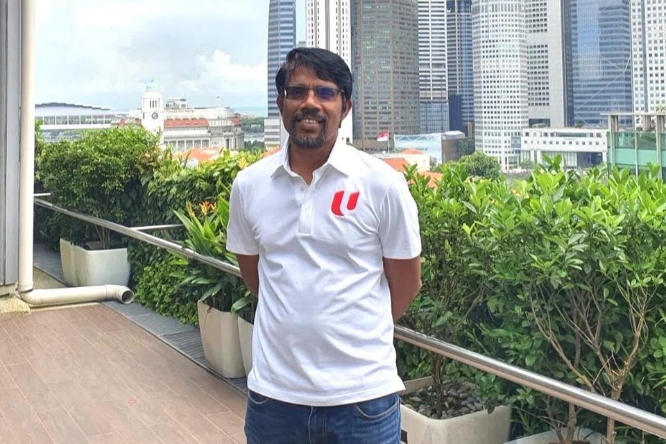 தொழி­லா­ளர் தோழர் விருதை பெற்ற திரு தனபால் குமார்.