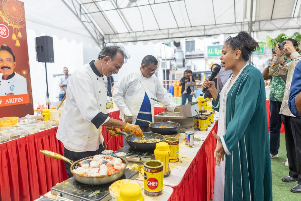 பரபரப்புடன் 60 வகை பிரியாணி சமைக்கும் சமையற்கலைஞர் அரிஃபின்.  