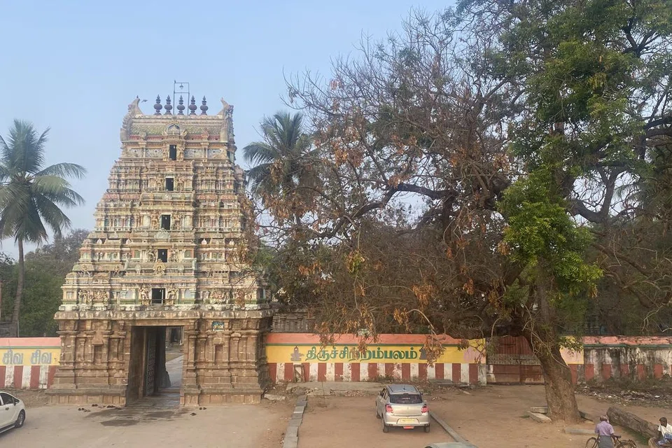 திருநாவலூர் பக்த ஜனேஸ்வரர் திருக்கோயிலில் அண்மையில் குடமுழுக்கு நடந்தபோது, கோயில் பழங்காலப் பொருள்கள் ஓர் அறையில் வைக்கப்பட்டன. அவற்றை  பழைய பொருள்கள் விற்கும் கடையில் விற்க முயற்சி.