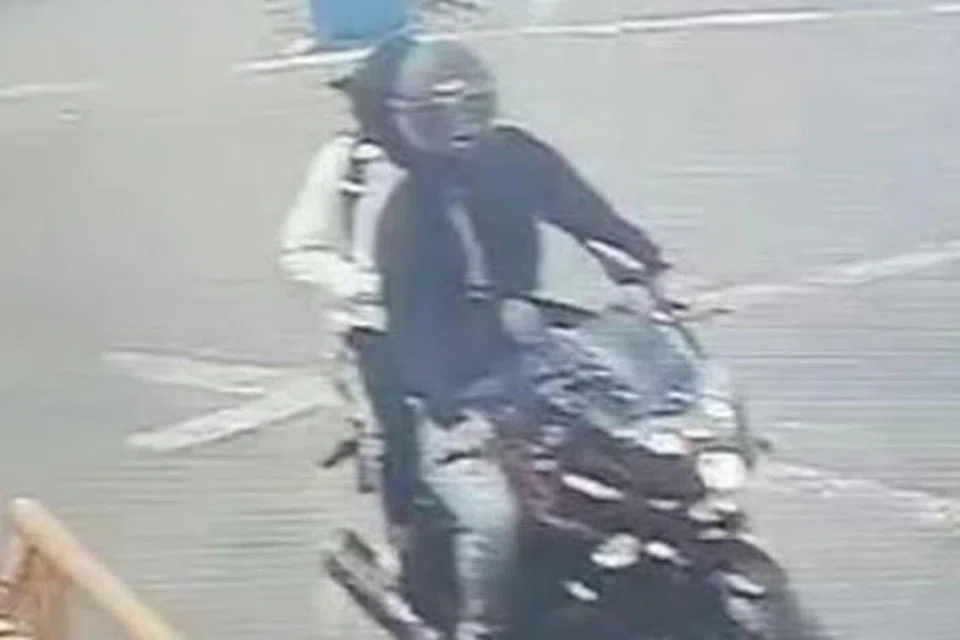 நகைக் கொள்ளையர்கள்.