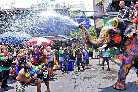கம்போடியாவில் ஏப்ரல் நடுப்பகுதியில் மூன்று நாள்களுக்குக் கலை நிகழ்ச்சிகள், ஆலய வழிபாடுகளுடன் புத்தாண்டு கொண்டாடப்படுகிறது.