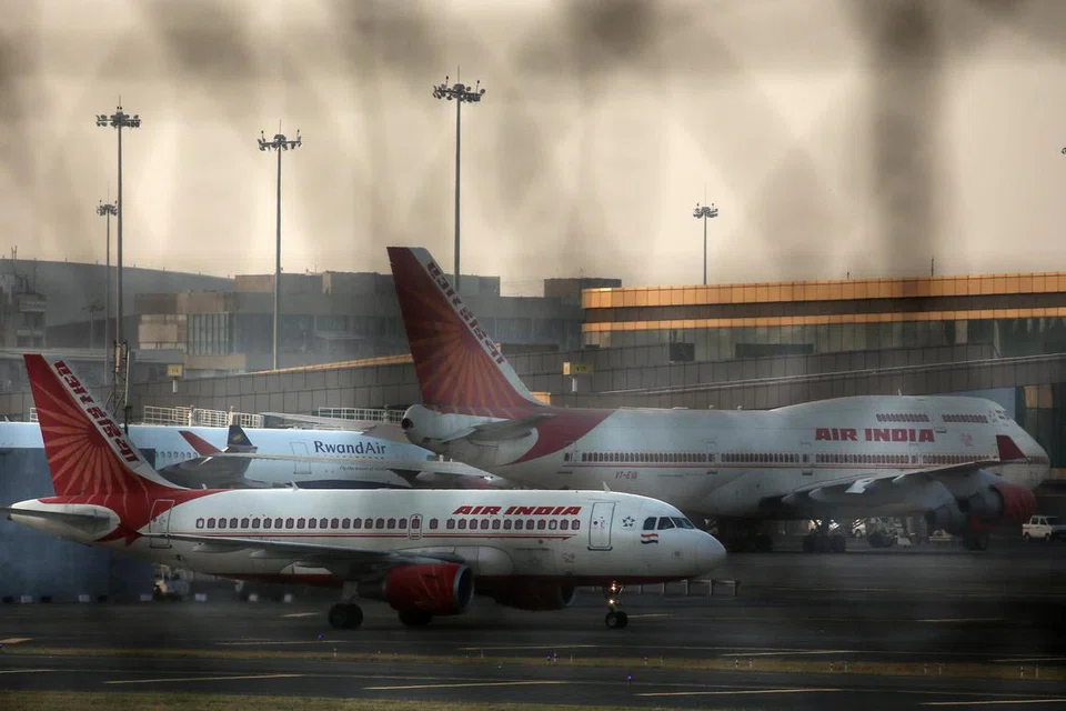 2022 ஜனவரி 27ஆம் தேதி எடுக்கப்பட்ட படத்தில், மும்பை விமான நிலையத்தில் நிறுத்திவைக்கப்பட்டுள்ள ஏர் இந்தியா விமானங்கள்.